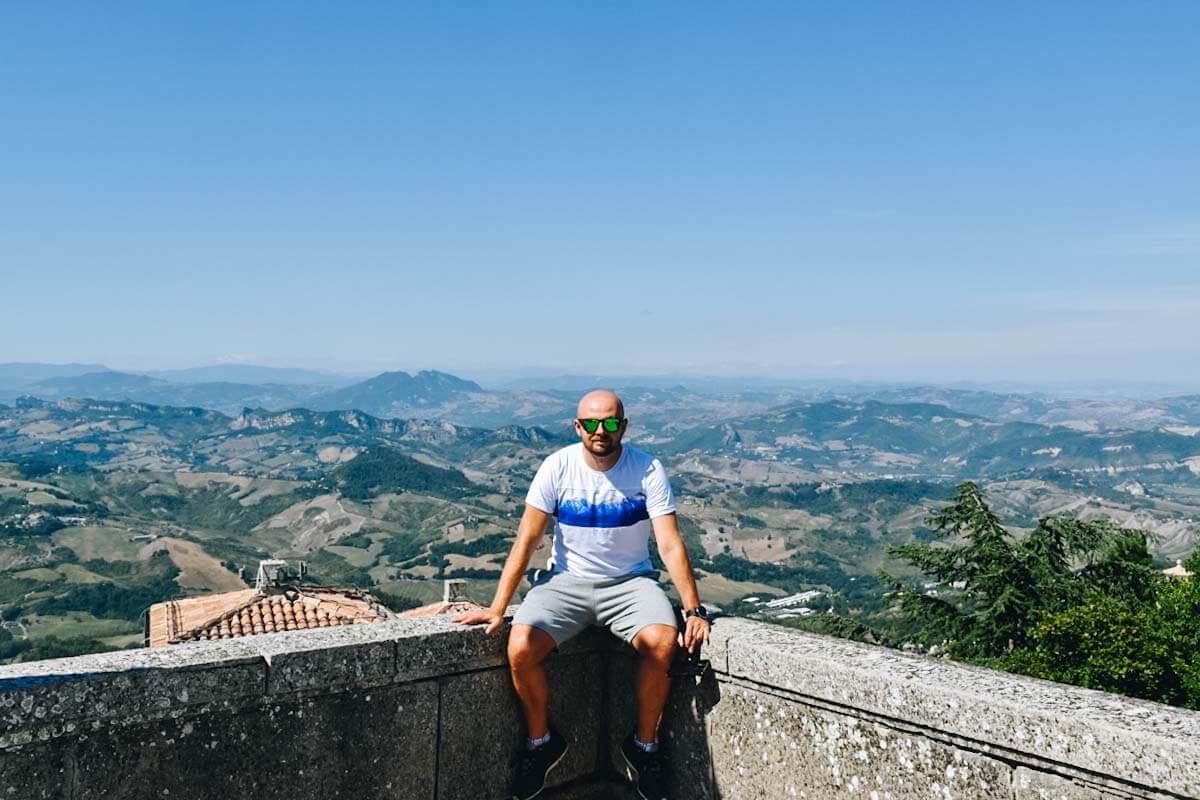 Turysta na tle widoku z San Marino.