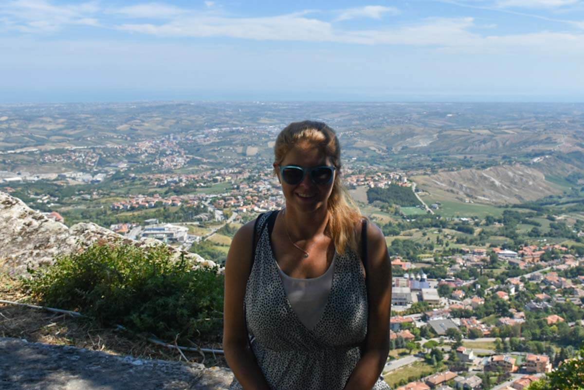 Turystka na tle widoku z San Marino.
