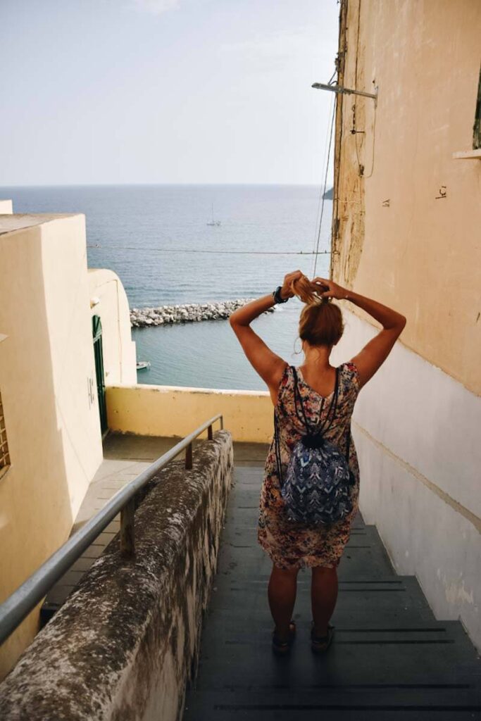 Turystka na wąskiej uliczce.