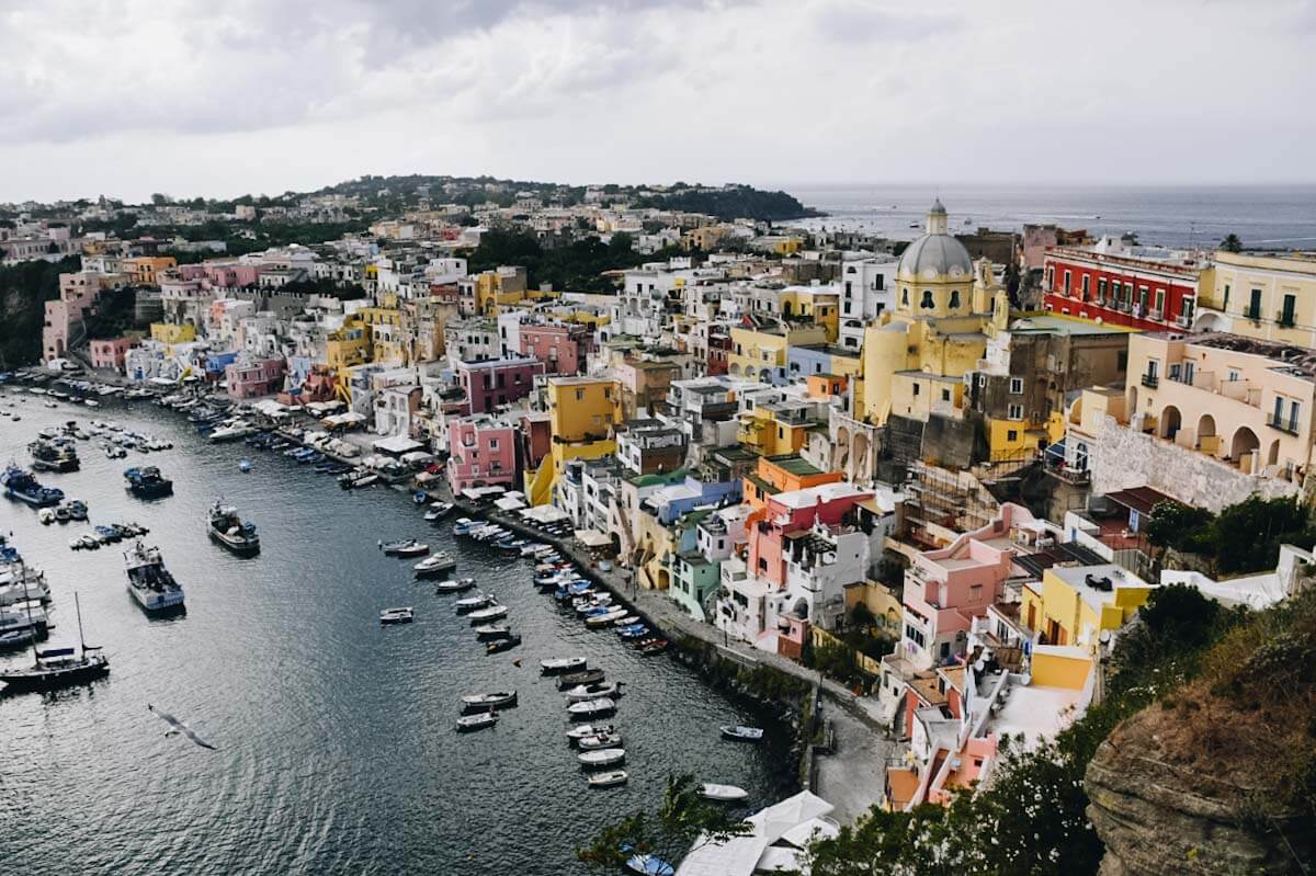 Pastelowe domki na Procidzie