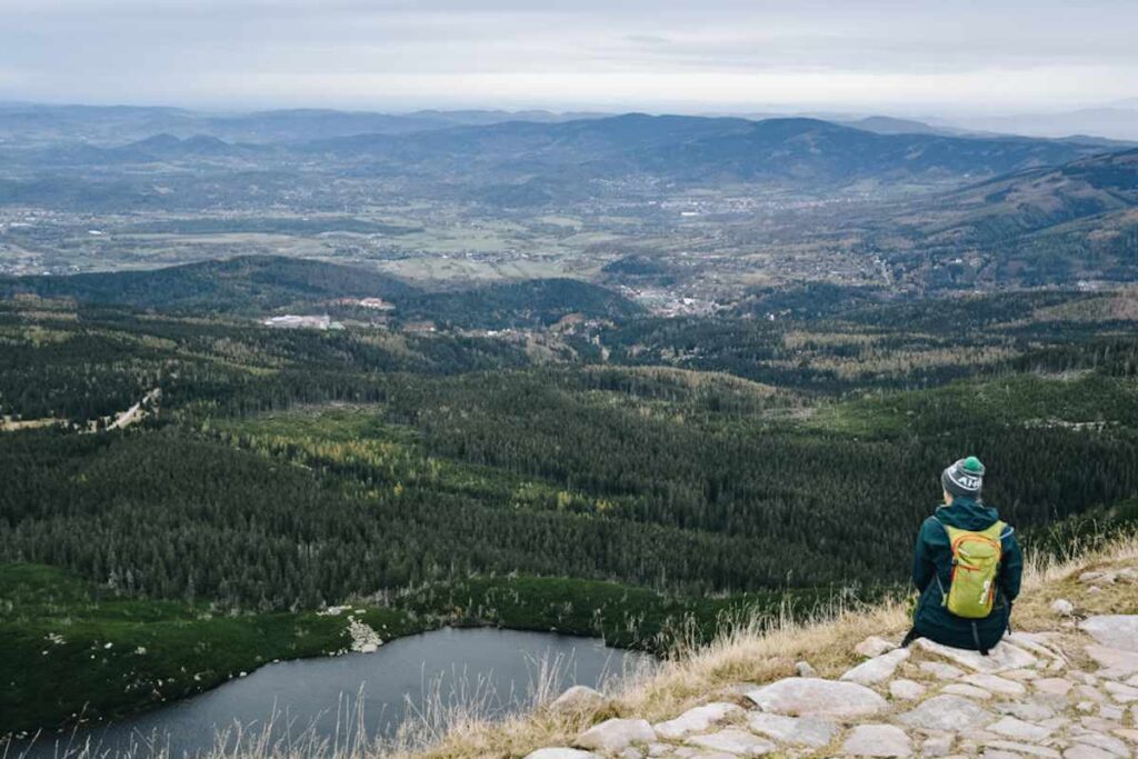 Turystka na szlaku w Sudetach.
