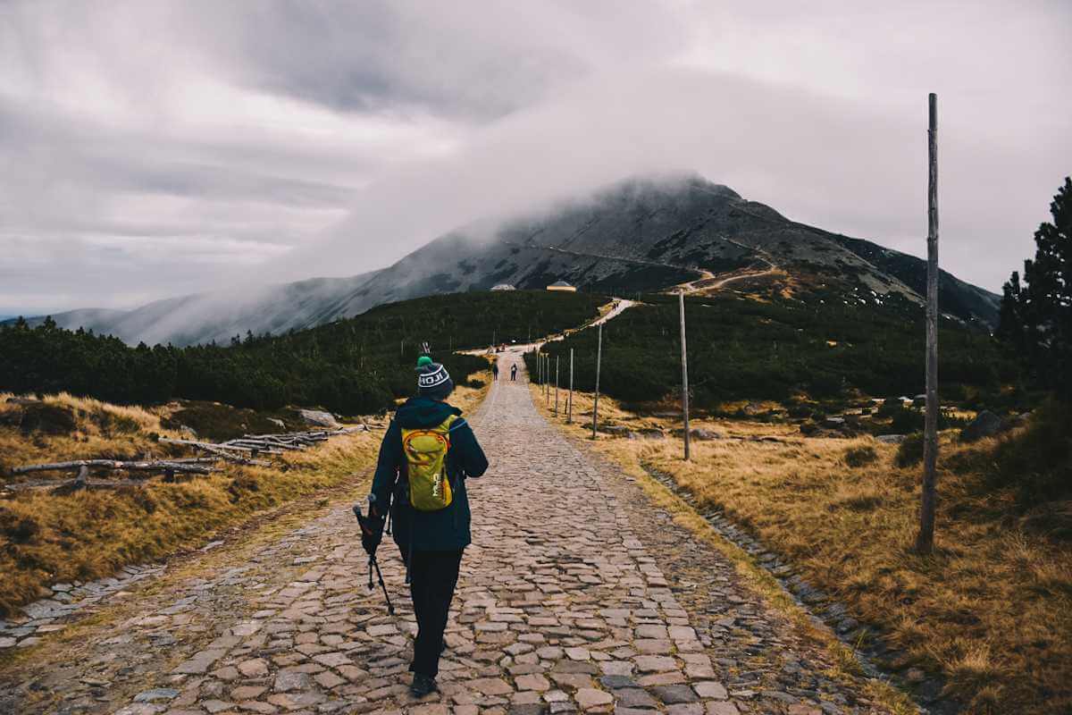 Turystka na szlaku na Śnieżkę.