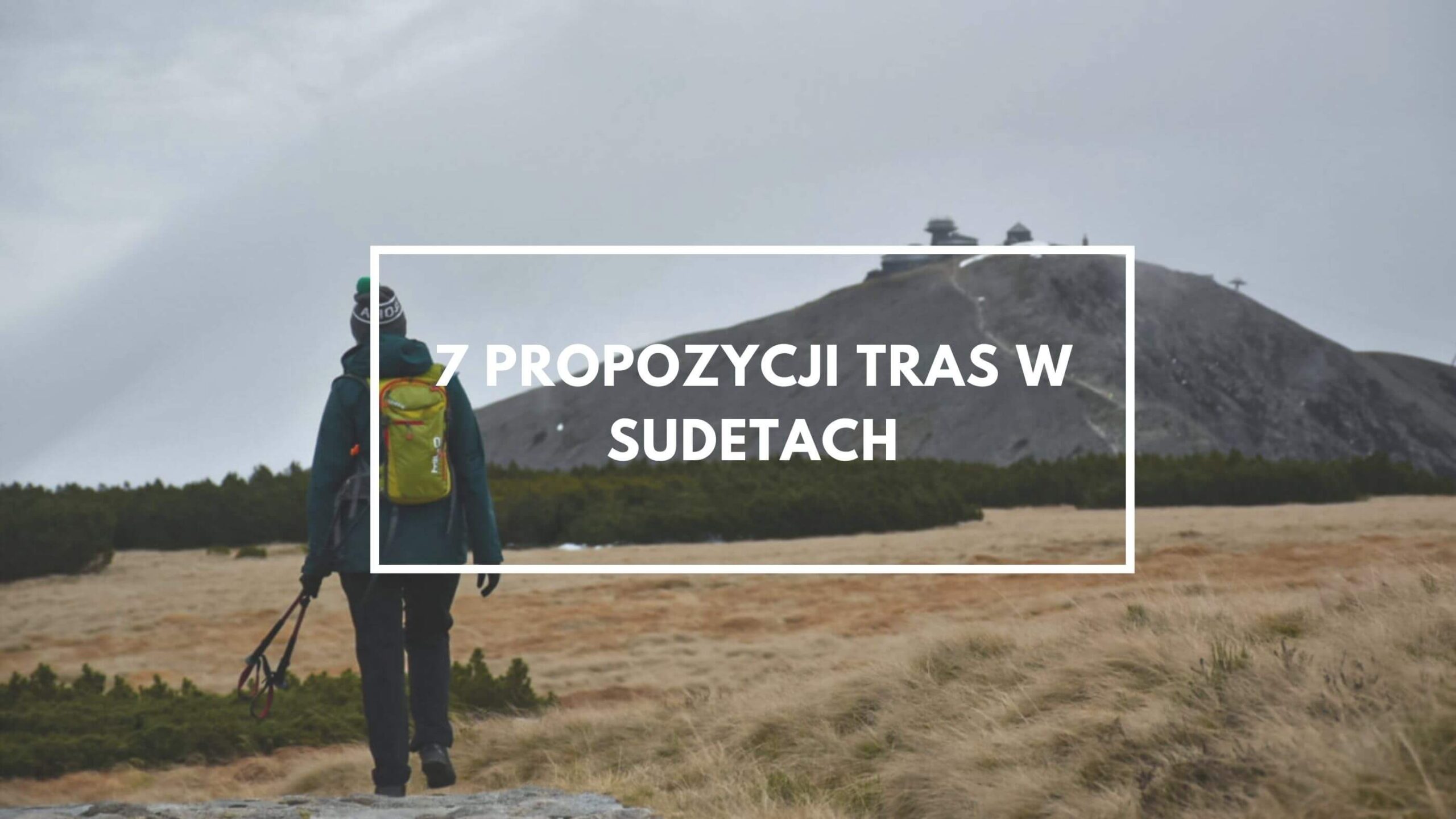 Turystka na szlaku na Śnieżkę.