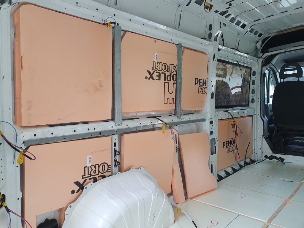 Izolacja w kamerze, wnętrze samochodu wyłożone XPS.