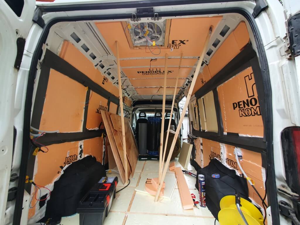 Izolacja w kamerze, wnętrze samochodu wyłożone XPS.