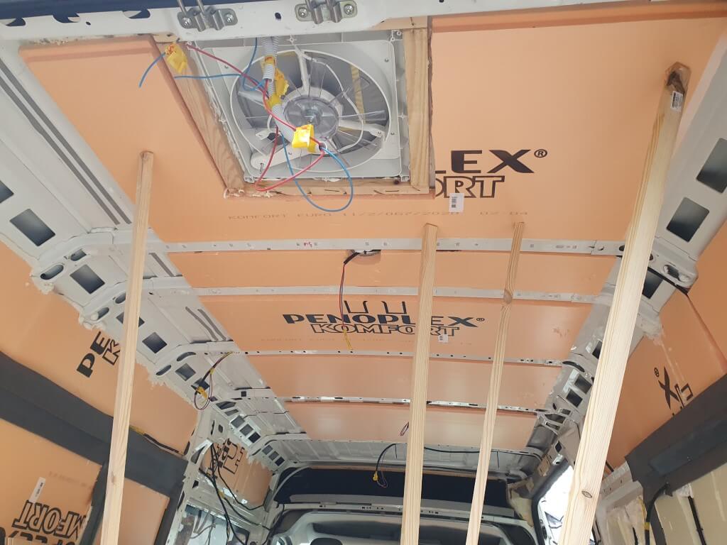 Izolacja w kamerze, wnętrze samochodu wyłożone XPS.