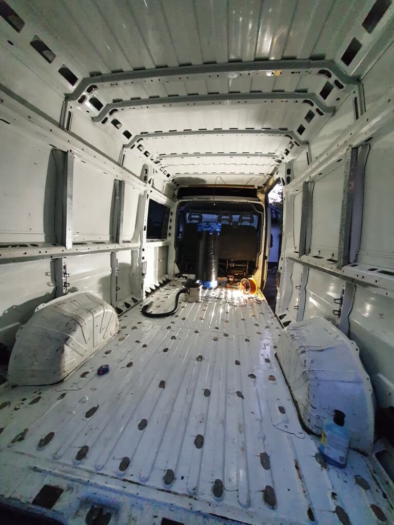 wnętrze kampera rozebrane do gołej blachy.