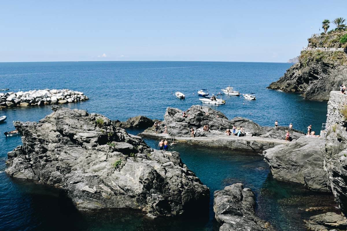 Nabrzeżne skały i czysta woda morza śródziemnego.