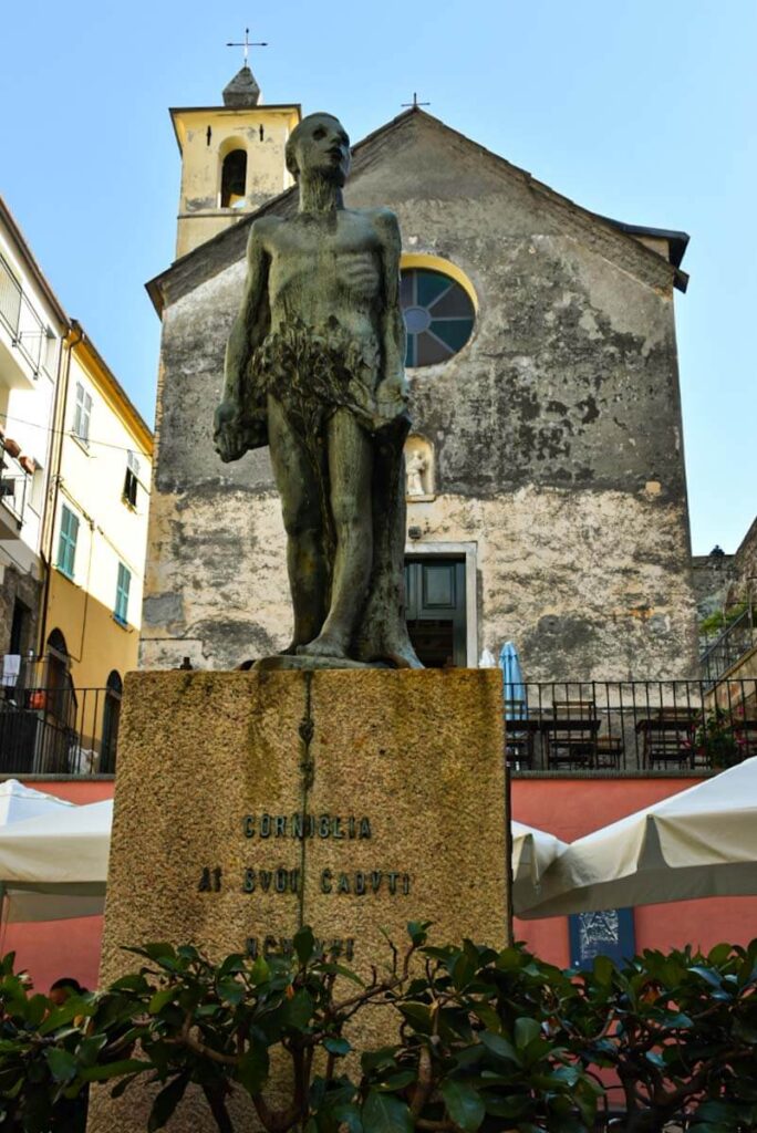 Pomnik w miasteczku Corniglia.