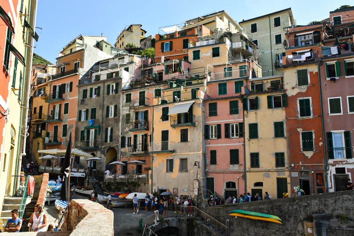 Kolorowe kamienice przy głównej ulicy Riomaggiore.