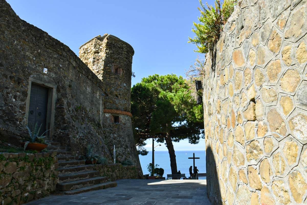 Widok na morze z miasteczka Riomaggiore.