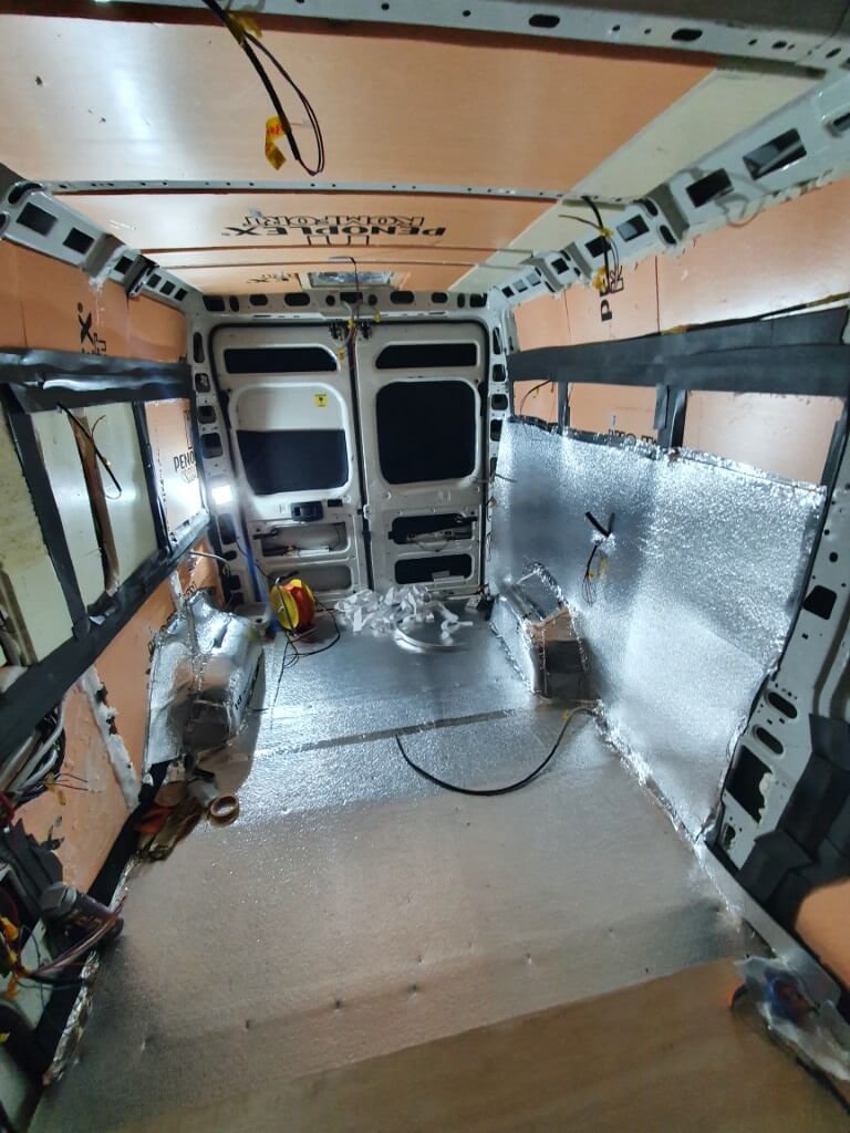 Izolacja w kamerze, wnętrze samochodu wyłożone XPS i Alufox.