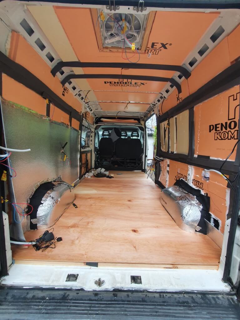 Izolacja w kamerze, wnętrze samochodu wyłożone XPS.