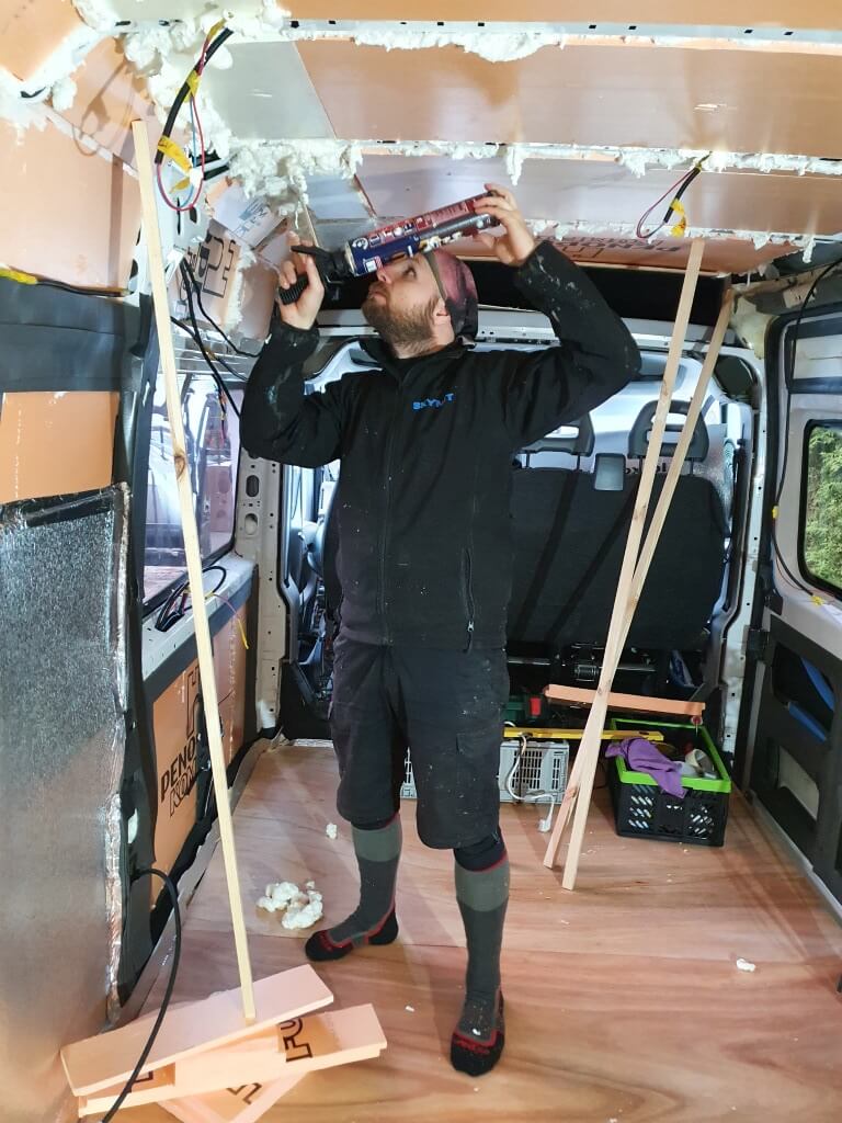 Piankowanie szczelin w kamperze.