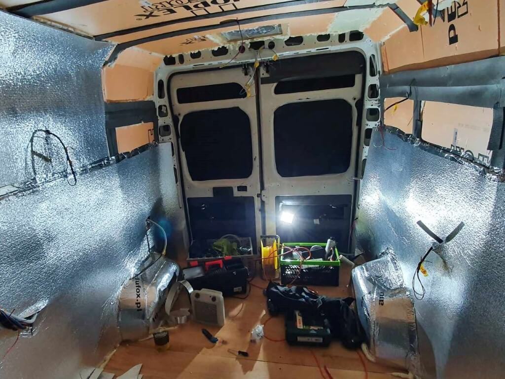 Wnętrze kamera w takcie budowy izolacji.