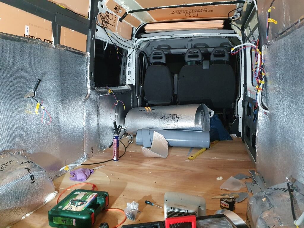 Wnętrze kamera w takcie budowy izolacji.