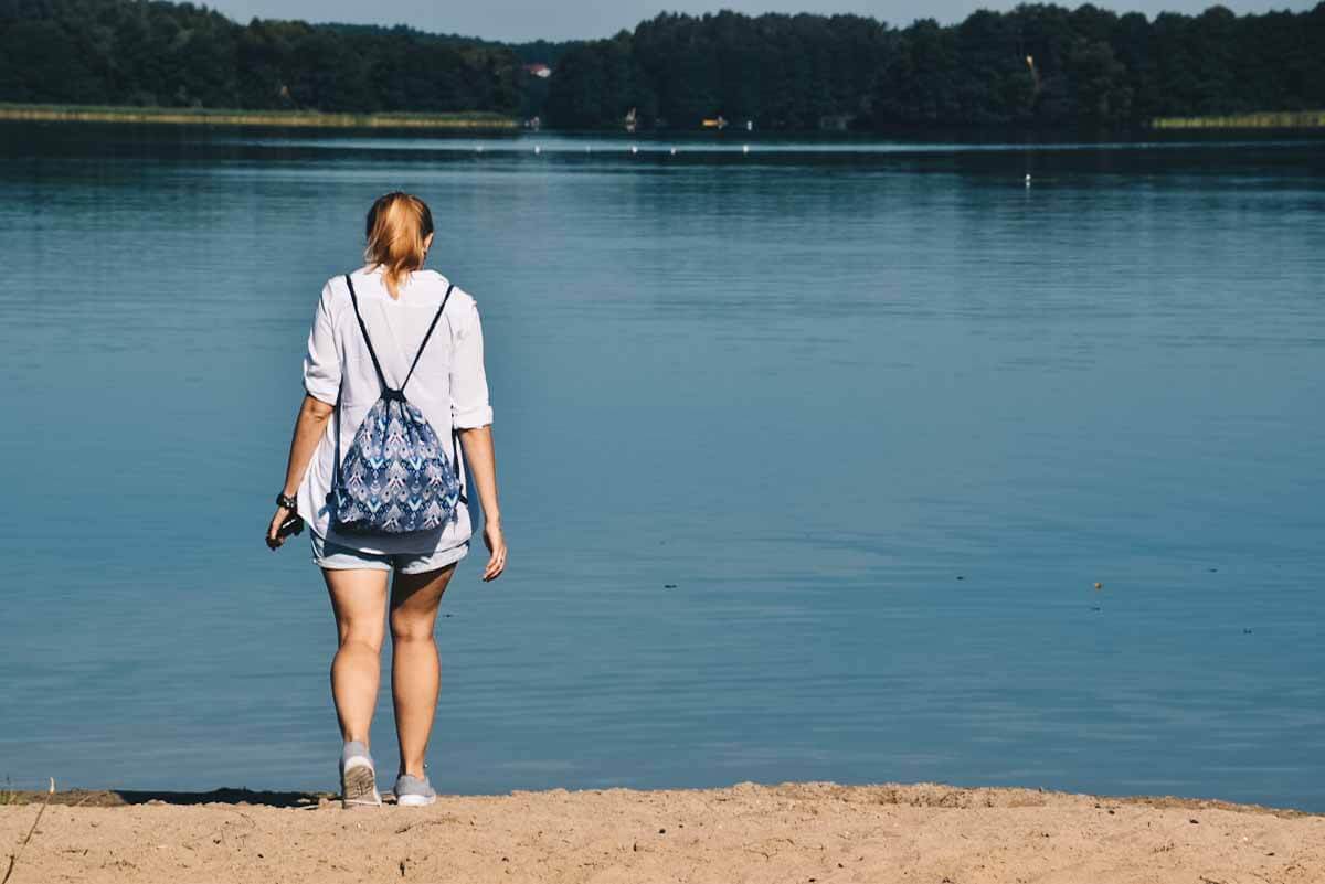 Turystka nad Jeziorem Ukiel.