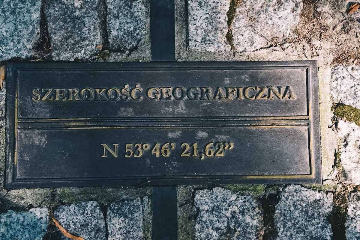 Linia południka przy obserwatorium astronomicznym.