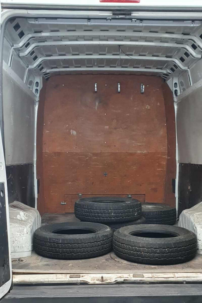 Wnętrze samochodu dostawczego, paka.