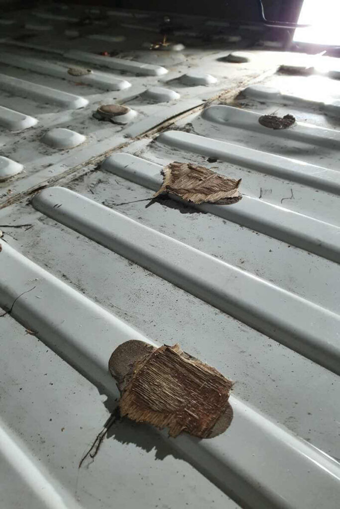 Podłoga samochodu, pozostałości kleju.
