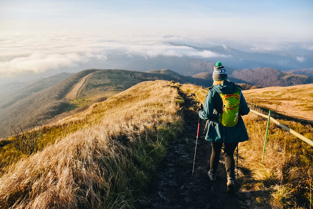 Turystka na bieszczadzkiej połoninie.