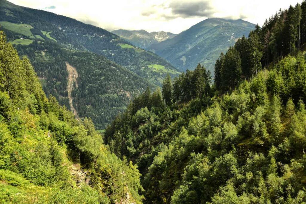 Alpy niedaleko wąwozu Raggaschlucht.