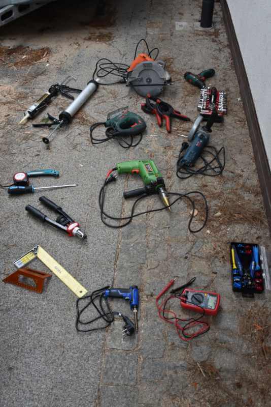 Zestaw narzędzi do kampera.