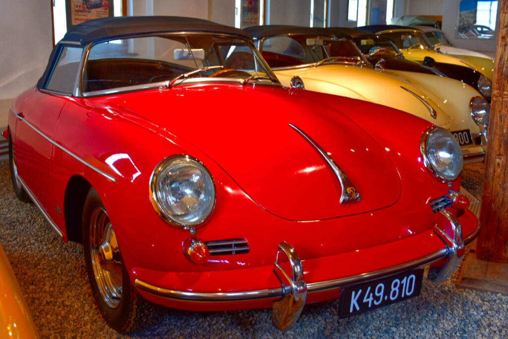 Samochody Porsche w muzeum.