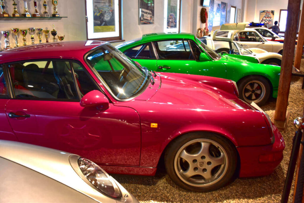 Samochody Porsche w muzeum.