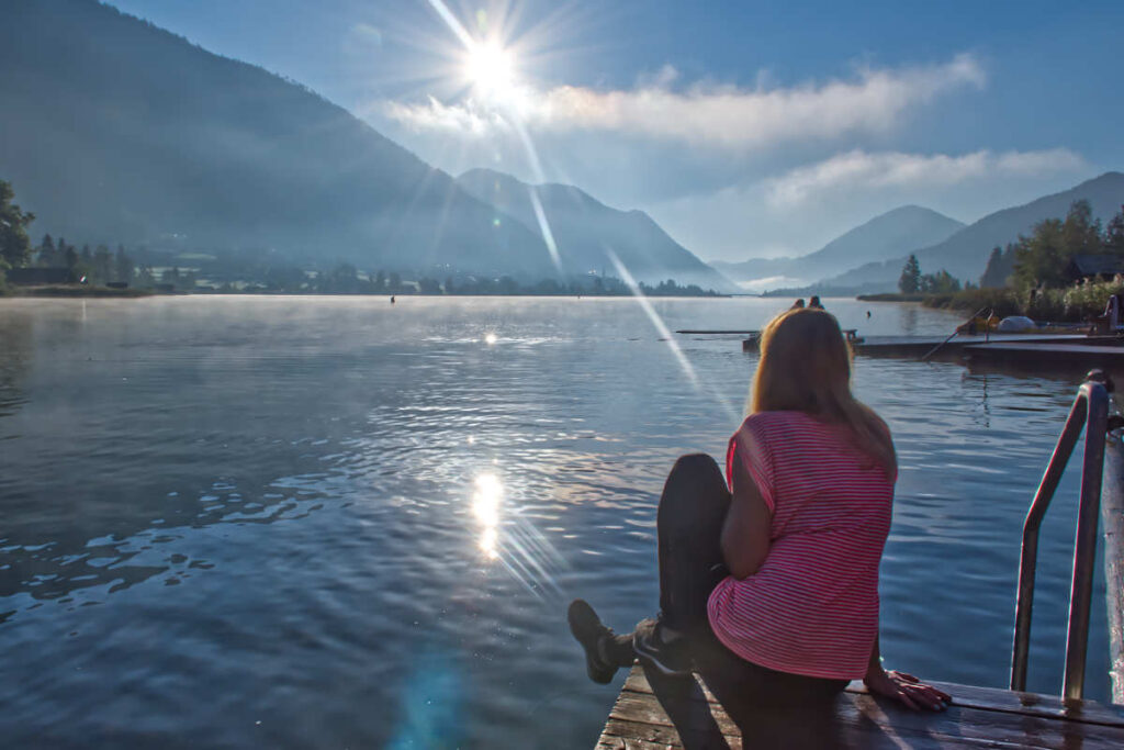 Widok na jezioro Wiesensee., dziewczyna siedząca na pomoście