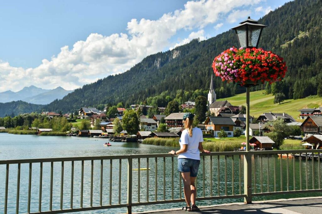 Widok na jezioro Wiesensee i miasteczko austriackie.