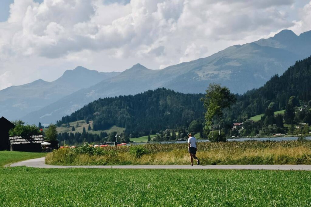 Droga nad jeziorem Wiessensee.