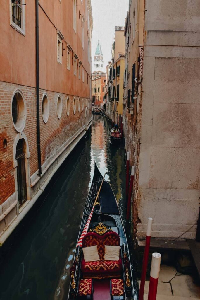Gondola na kanale w Wenecji.