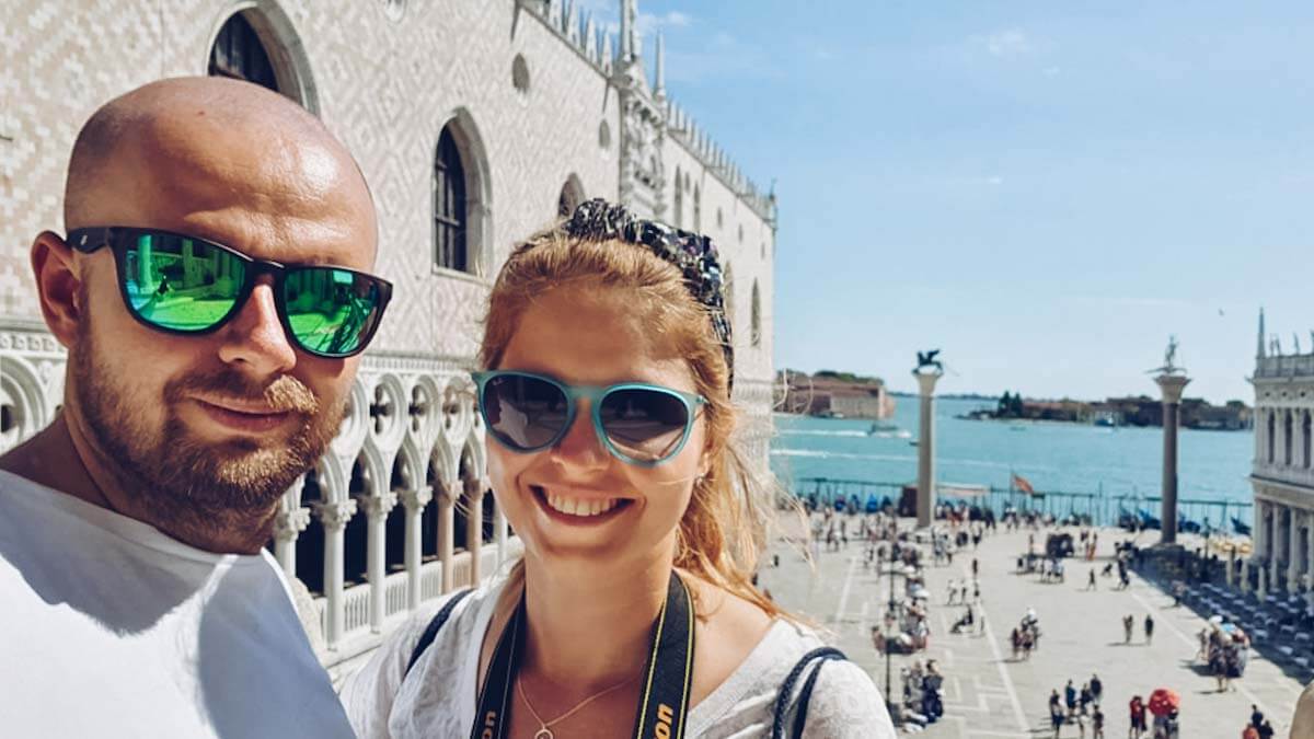 Para na balkonie w Bazylice św. Marka.