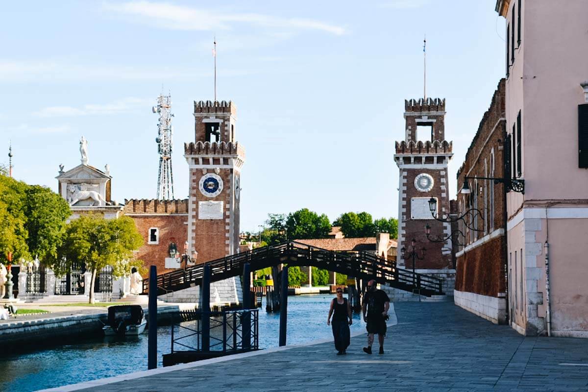 Dwie wieże strzegące weneckiego arsenału.