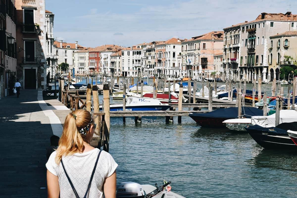 Turystka przy Canale Grande w Wenecji.