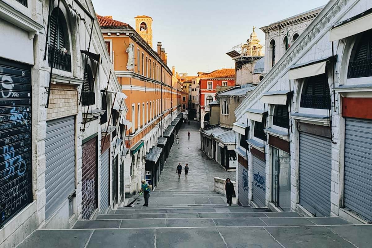 Ponte Rialto w Wenecji o poranku. Pozamykane stragany bez tłumów turystów.