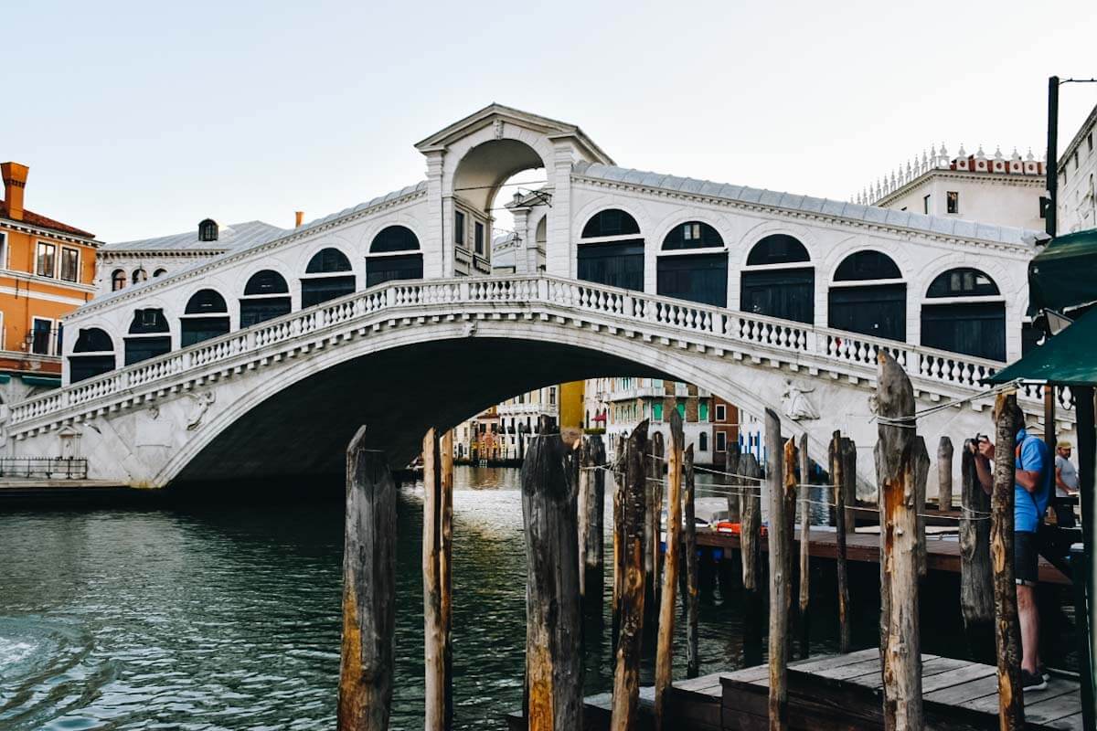 Ponte Rialto w Wenecji o poranku.