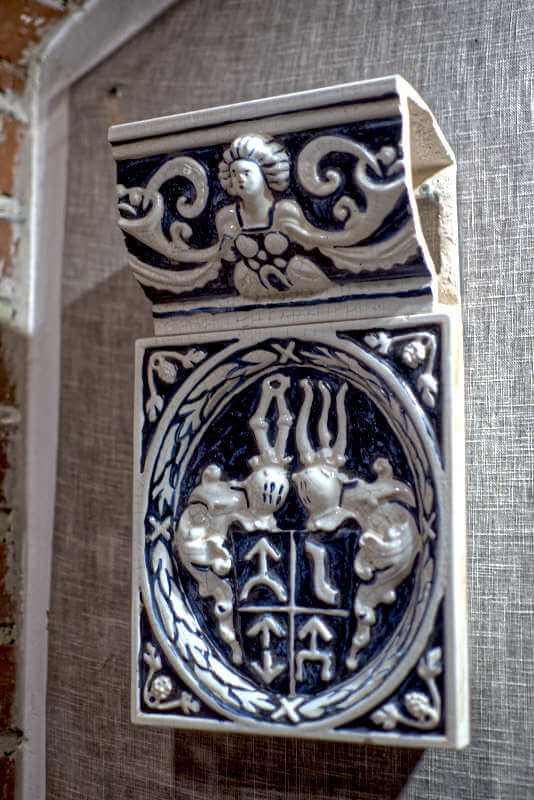 KAfel wydobyty podczas prac archeologicznych w Tykocinie.