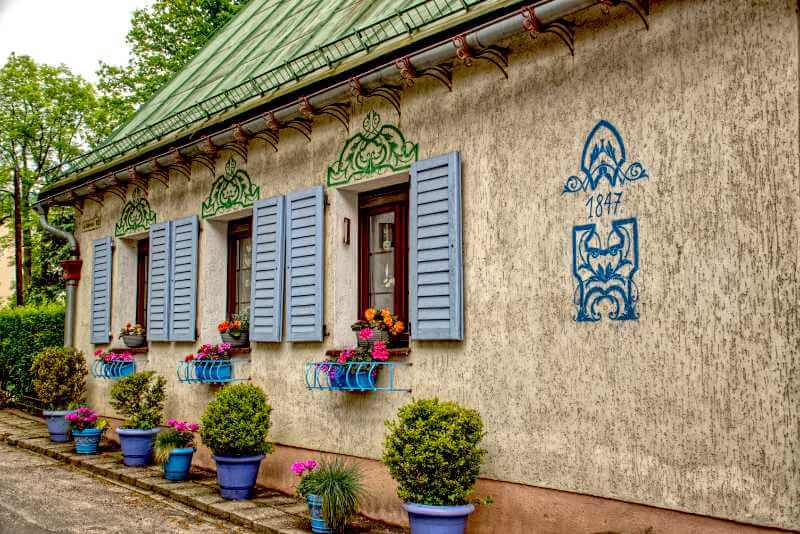 Zabytkowy, kolorowy domek w Sokołowsku.