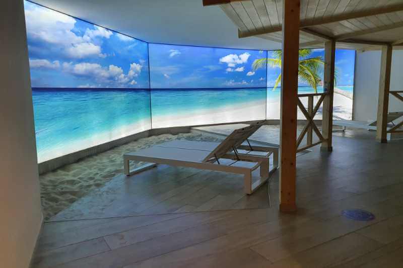 Leżaki w strefie saun.