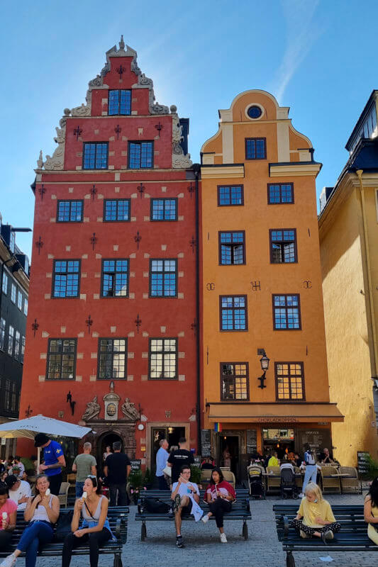 Gamla Stan w Sztokholmie, kolorowe kamieniczki.