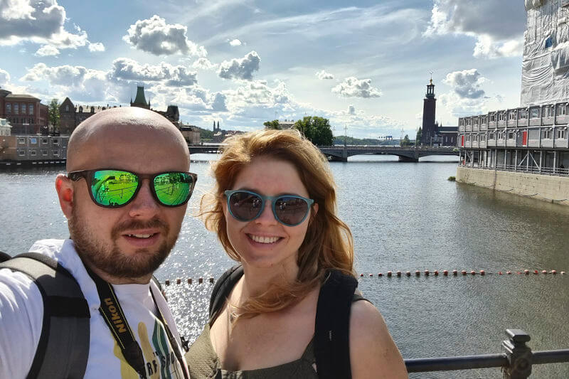 Para na moście w Sztokholmie.