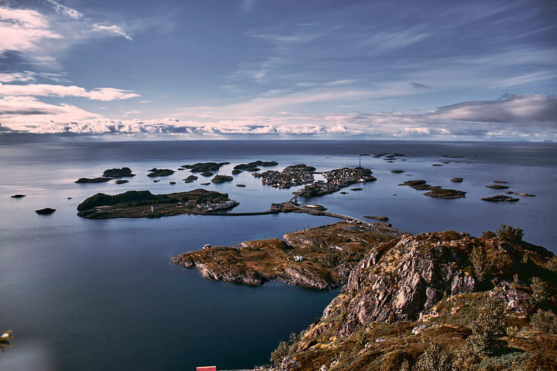 Lofoty, miasteczko Henningsvær widziane z góry.