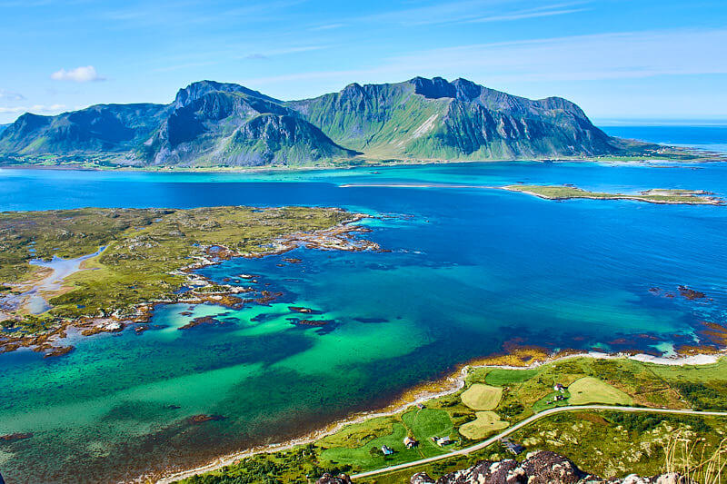 Kolorowa woda na Lofotach.