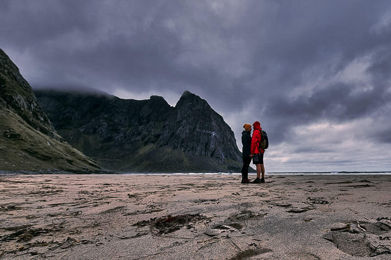 Para na Plaży Kvalvika na Lofotach.