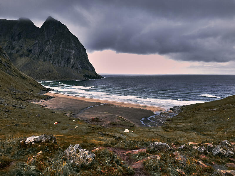 Plaża Kvalvika na Lofotach.