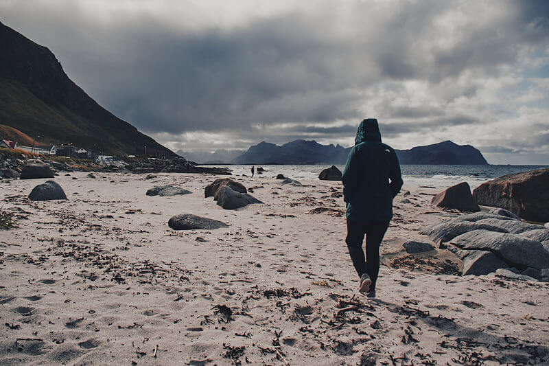 Turystka na plaży w Vikten, Lofoty.