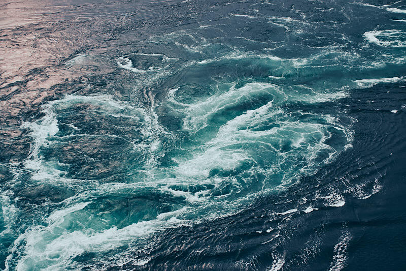 Prądy wodne Salstraumen, Norwegia północna.