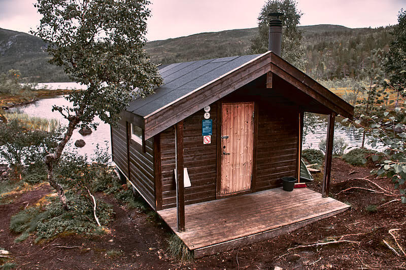 Chatka nad jeziorem na wyspie Senja.